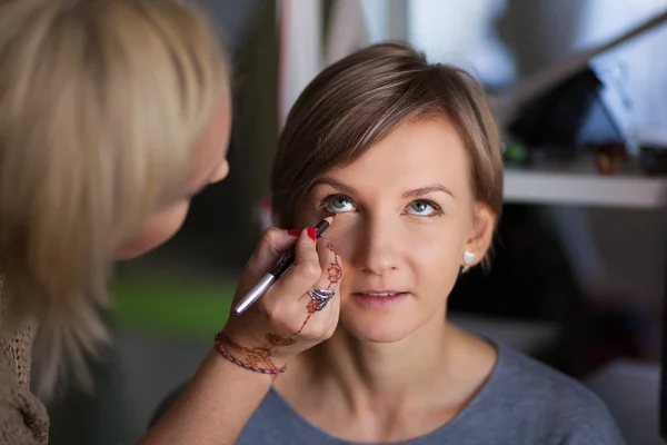 Artista de maquillaje y modelo — Foto de Stock