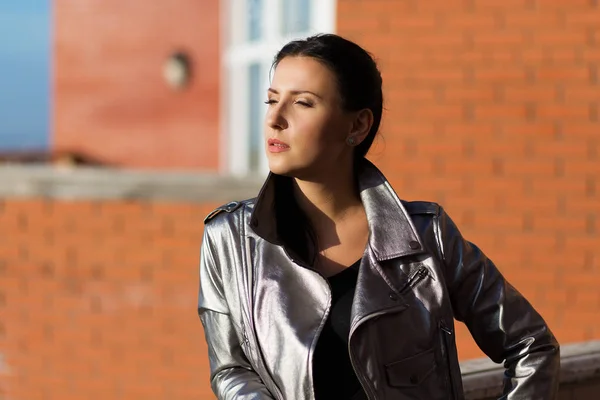 Stijlvolle vrouw in leren jas — Stockfoto