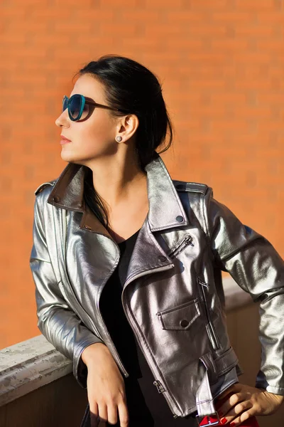 Mulher elegante em jaqueta de couro — Fotografia de Stock