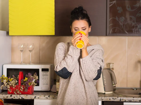 Woman with a cup of coffee — Stock Photo, Image