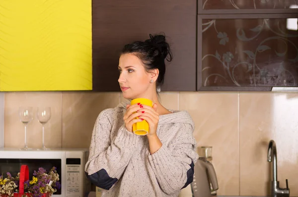 Vrouw met een kop koffie — Stockfoto