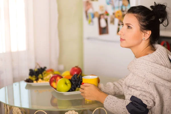 Femme avec une tasse de café — Photo