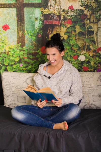 Mujer con un libro — Foto de Stock