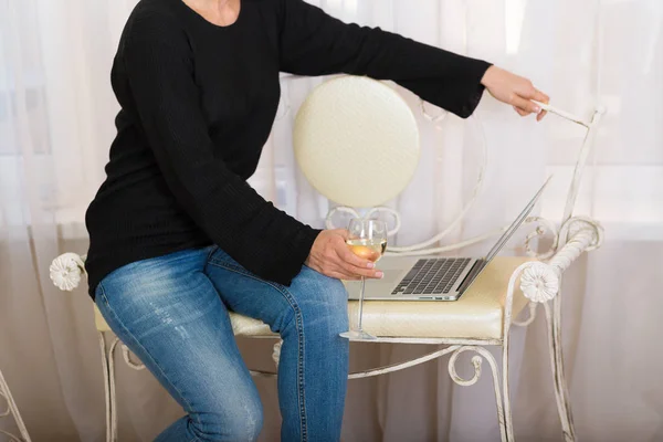 Woman with a laptop — Stock Photo, Image