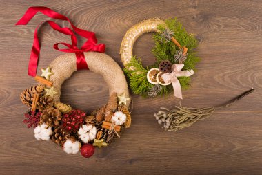 Tahta bir arka planda Noel çelengi