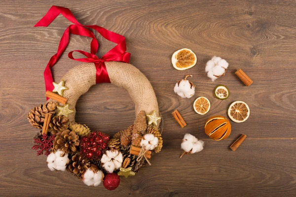 Kerstkrans op een houten achtergrond — Stockfoto