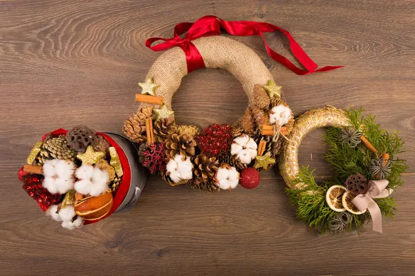 Corona de Navidad sobre un fondo de madera —  Fotos de Stock