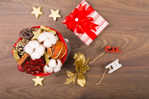 Decoraciones de Navidad sobre un fondo de madera — Foto de Stock