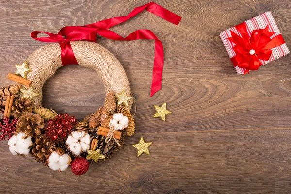Grinalda de Natal e decoração em um fundo de madeira — Fotografia de Stock
