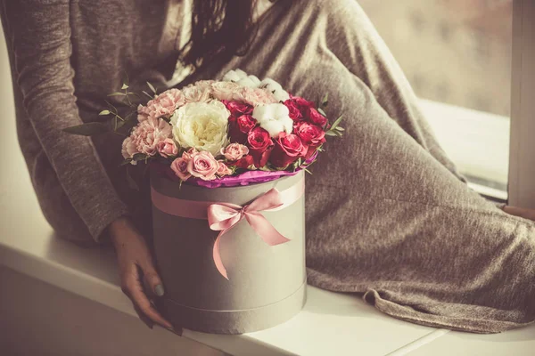 Donna che tiene un mazzo di fiori — Foto Stock