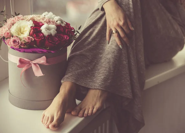 Жінка тримає квітковий букет — стокове фото