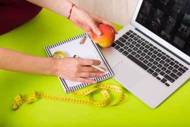 Dizüstü bilgisayarda çalışan kadın.