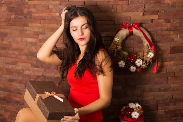 Woman opening Christmas present — Stock Photo, Image