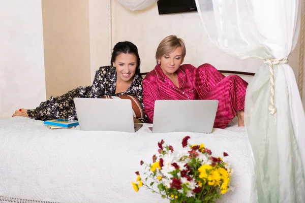 Dois amigos sentados nos laptops — Fotografia de Stock