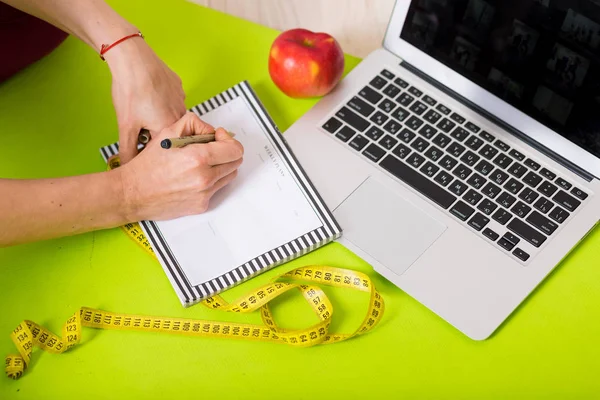 Woman working at the laptop — Stock Photo, Image