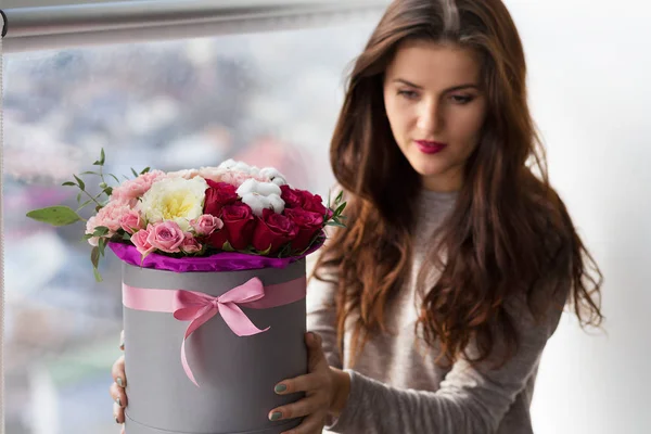 Szép nő, virágokkal — Stock Fotó