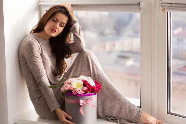 Mujer bonita con flores — Foto de Stock