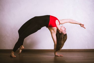 Yoga Çalışan Genç Kadın