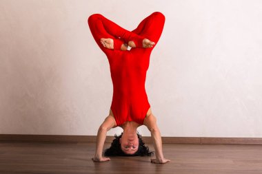 Yoga Çalışan Genç Kadın