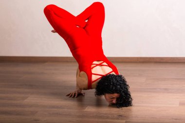 Yoga Çalışan Genç Kadın