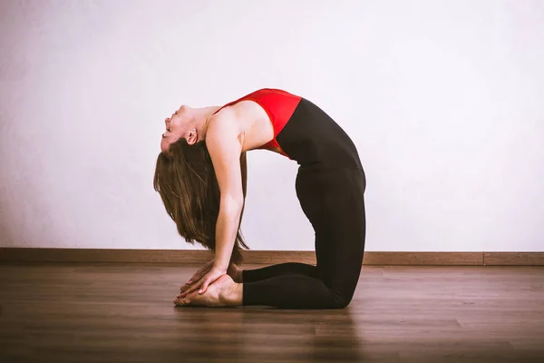 Giovane donna che pratica Yoga — Foto Stock