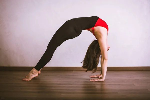Giovane donna che pratica Yoga — Foto Stock
