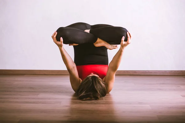 Jovem mulher praticando Yoga — Fotografia de Stock