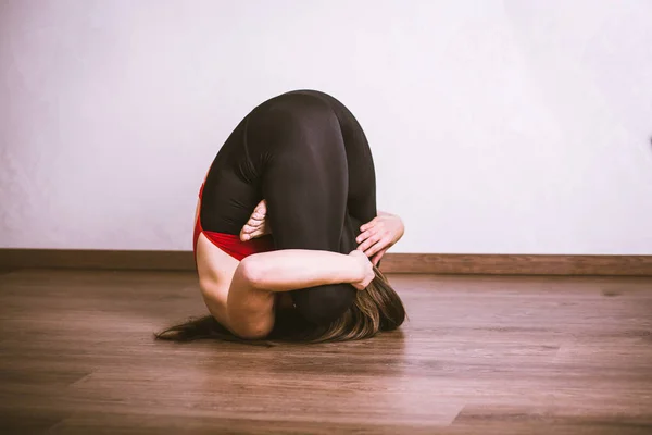 Nuori nainen harjoittelee joogaa — kuvapankkivalokuva