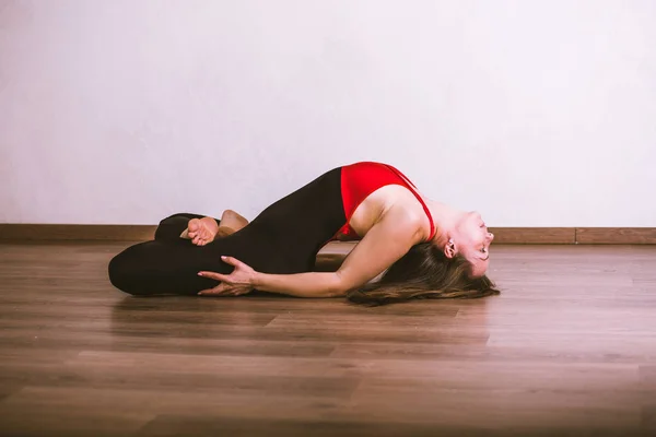 Mujer joven practicando yoga — Foto de Stock