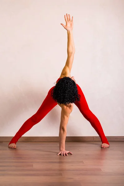 Jovem mulher praticando Yoga — Fotografia de Stock