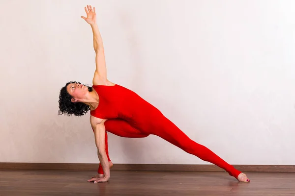 Mujer joven practicando yoga — Foto de Stock