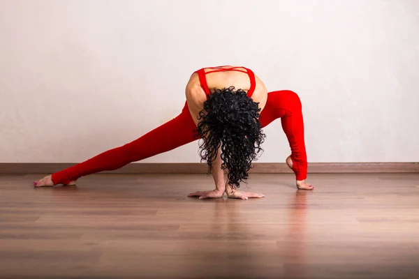 Молодая женщина практикует йогу — стоковое фото