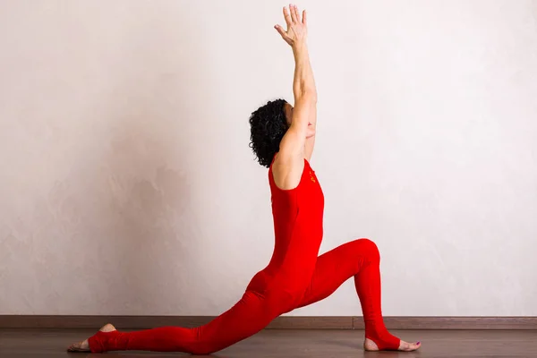 Mujer joven practicando yoga — Foto de Stock