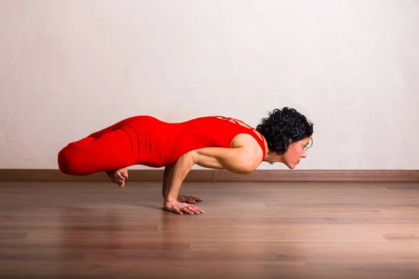 Young woman practicing yoga — Stock Photo, Image