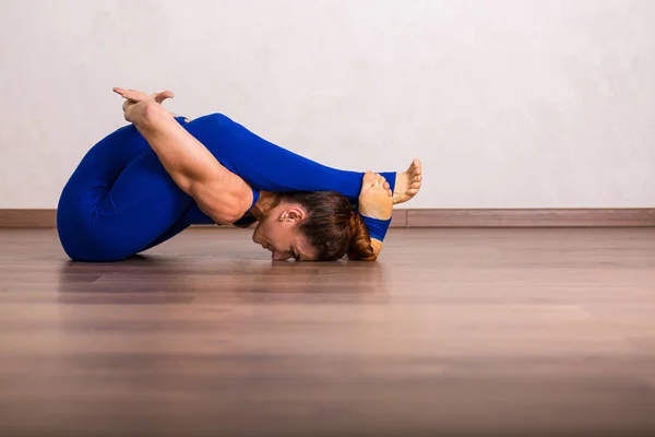 Perempuan muda Berlatih Yoga — Stok Foto
