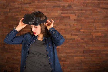 Sanal gerçeklik gözlüğü takan kadın.
