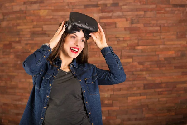 Sanal gerçeklik gözlüğü takan kadın.