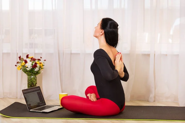 Практикуючі йогу жінка — стокове фото