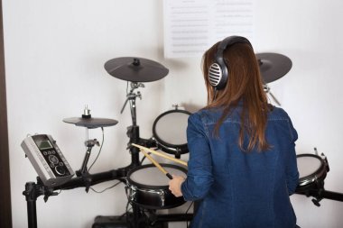 Evde pratik kadın davulcu