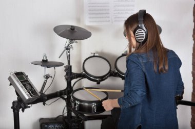 Evde pratik kadın davulcu