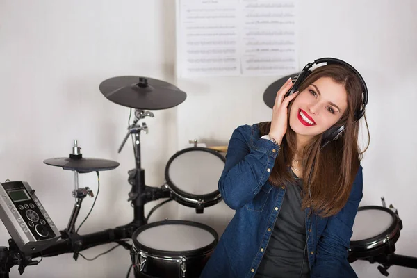 Woman drummer practicing  at home — Stock Photo, Image