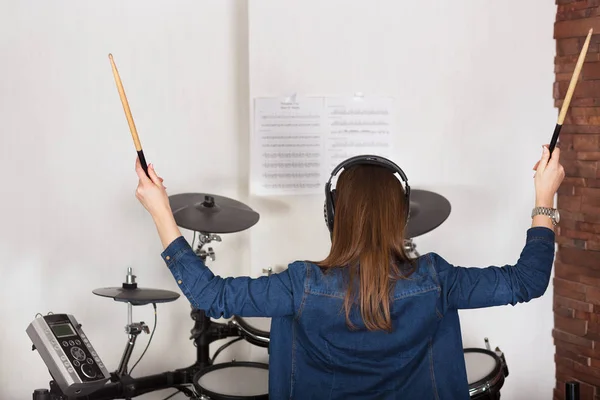 Женщина-барабанщик практикуется дома — стоковое фото