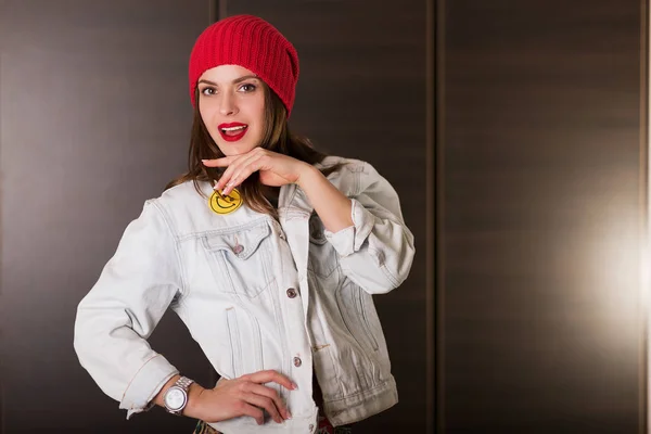 Mujer joven en 90 años estilo traje — Foto de Stock