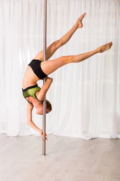 Giovane pole dancer in studio — Foto Stock