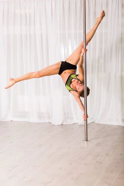 De danser van de jonge pool in de studio — Stockfoto