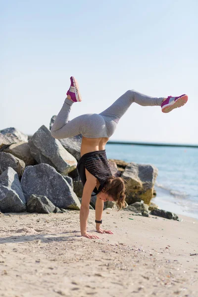 Mujer practicando yoga en la playa — Foto de Stock