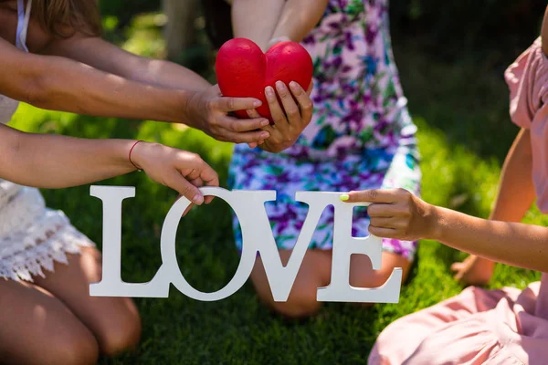 Vrouw met 'Love' teken — Stockfoto