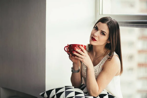 Mulher segurando uma xícara de café — Fotografia de Stock