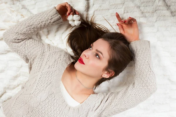 Mulher com uma flor de algodão — Fotografia de Stock