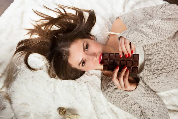 Femme avec un chocolat — Photo